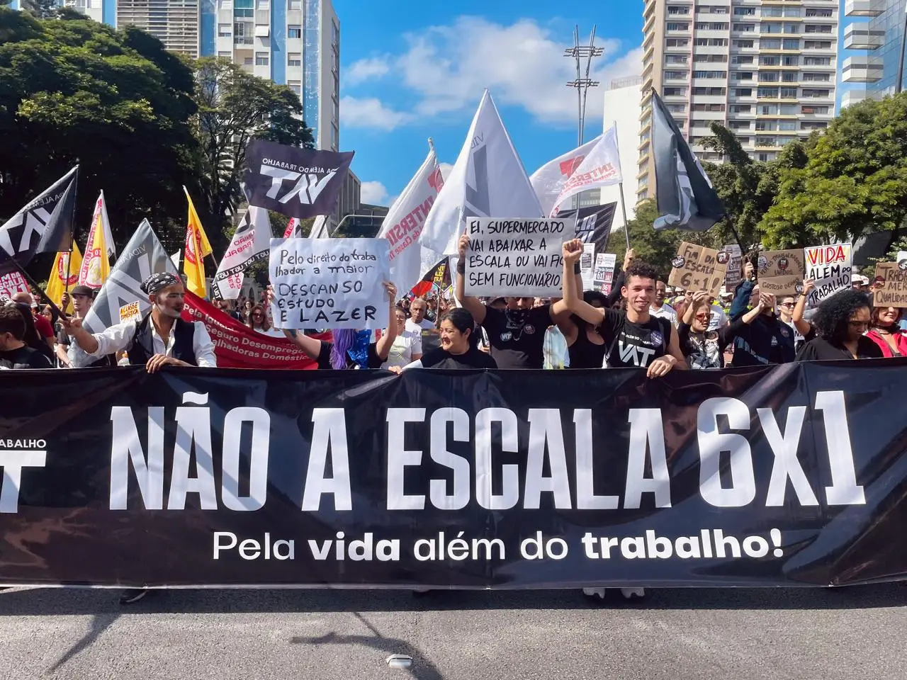 FIM DA 6×1, 1º DE MAIO E O CONGRESSO INIMIGO DO POVO